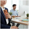 Etui UNIQ Veren na iPhone 17 Pro Max Magclick Charging - pomarańczowe